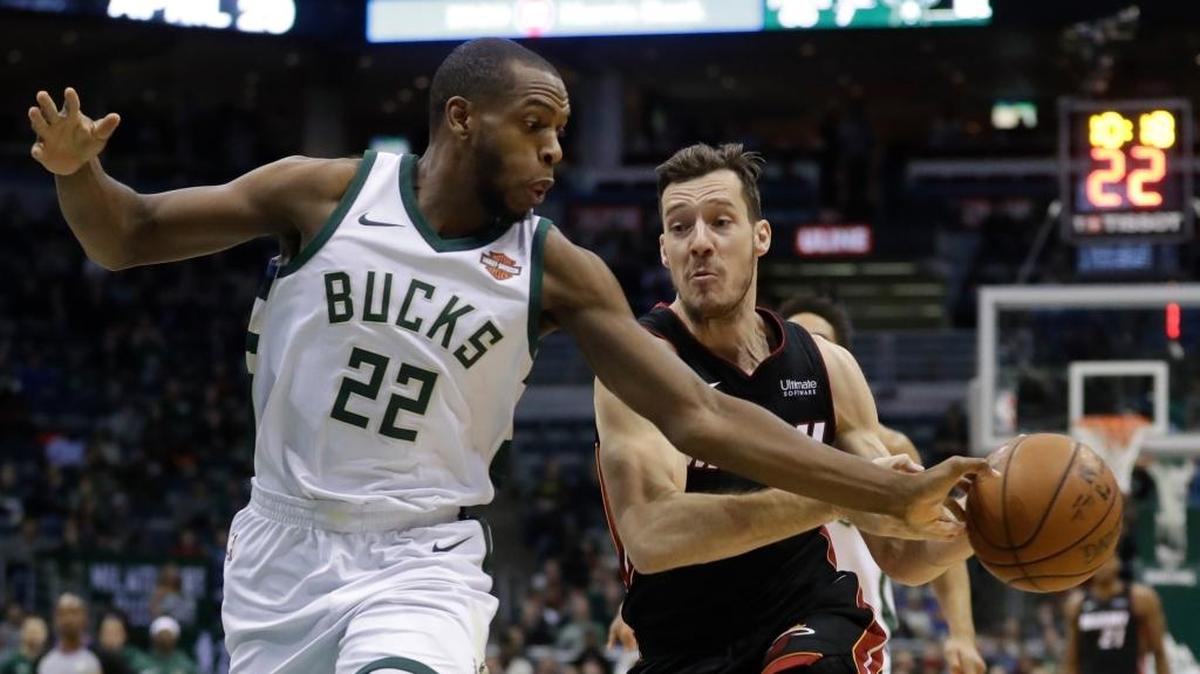 El jugador de los Bucks Khris Middleton (izq.) trata de robarle la pelota a Goran Dragic, del Heat, en el primer cuarto del partido efectuado el 17 de enero de 2018 en Milwaukee.