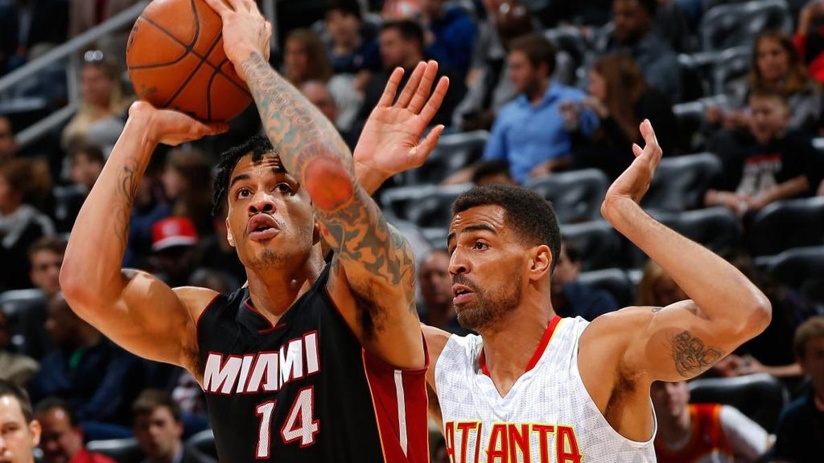 Gerald Green (14), del Heat, dispara marcado por Thabo Sefolosha, de los Hawks, el viernes en Atlanta, Georgia.