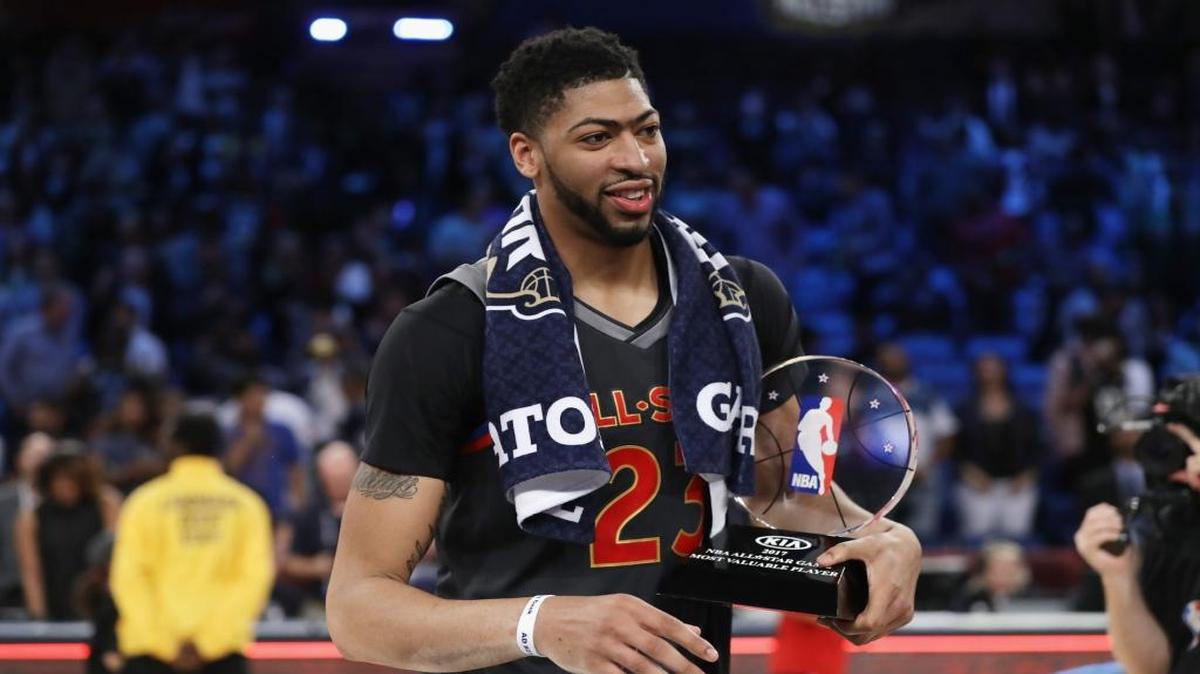 Anthony Davis, de los Pelicans, celebra luego de haber sido designado Jugador Más Valioso del Juego de Estrellas, en el Smoothie King Center la noche del domingo 19 de febrero del 2017 en Nueva Orleans, Louisiana.