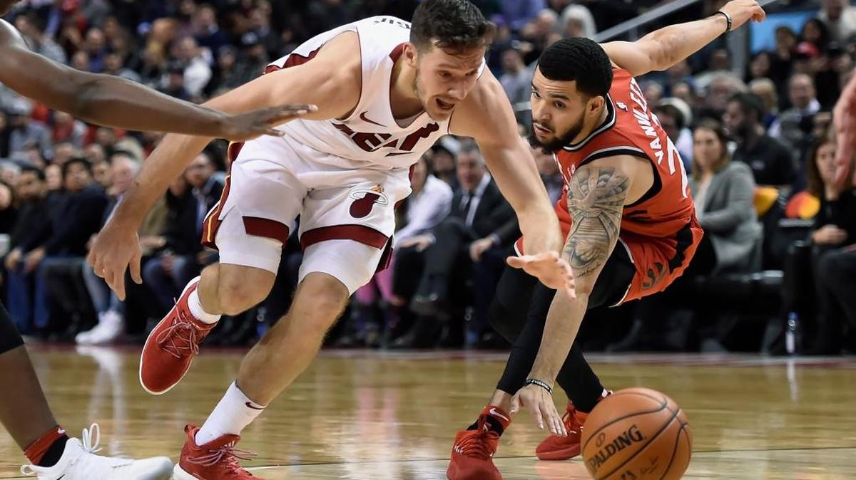 El armador del Heat Goran Dragic (7) se escapa entre dos jugadores del los Raptors este martes en Toronto.