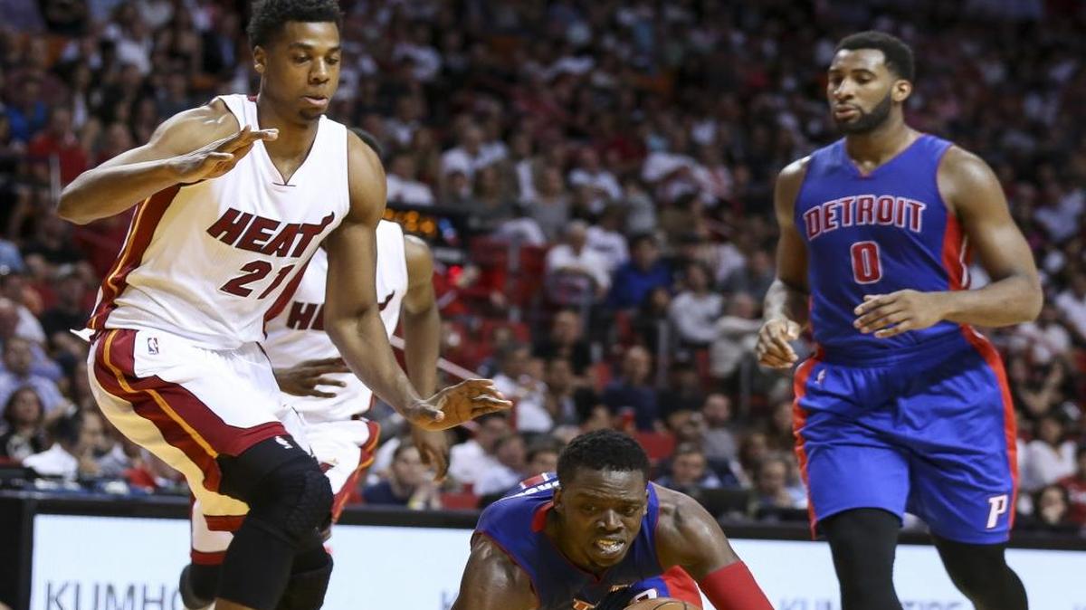 El jugador del Heat Hassan Whiteside (izq.) en una jugada con Reggie Jackson, de los Pistons, el martes 5 de abril del 2016 en Miami.