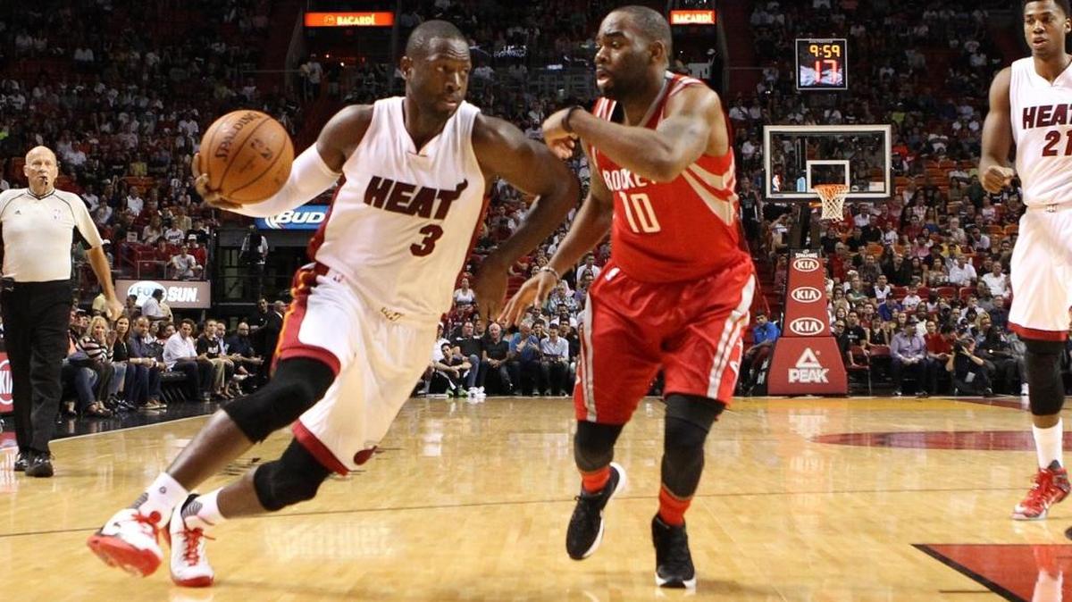 Dwyane Wade, del Heat, avanza con la bola el 1 de noviembre en Miami.