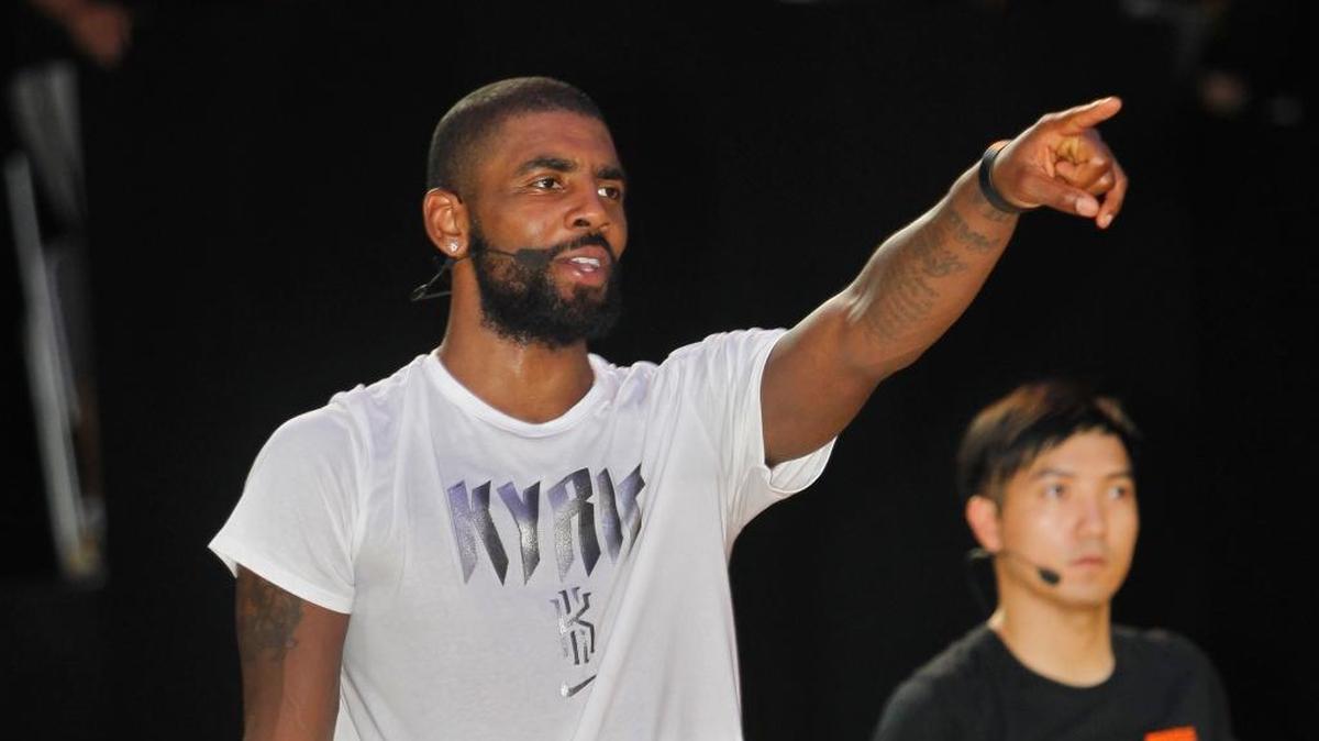 Kyrie Irving, de los Cavaliers, imparte instrucciones en una clínica de basquetbol en Taipéi, Taiwán, el sábado.