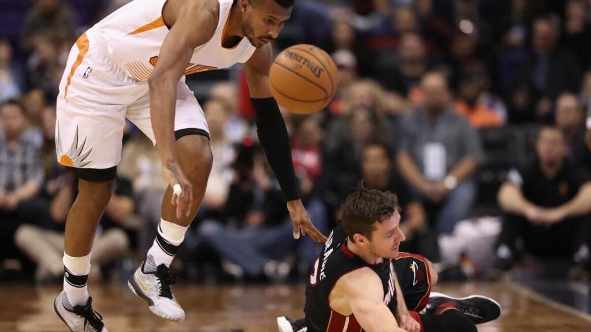 LEANDRO BARBOSA (i) le roba la pelota a Goran Dragic en el choque celebrado el 2 de enero.