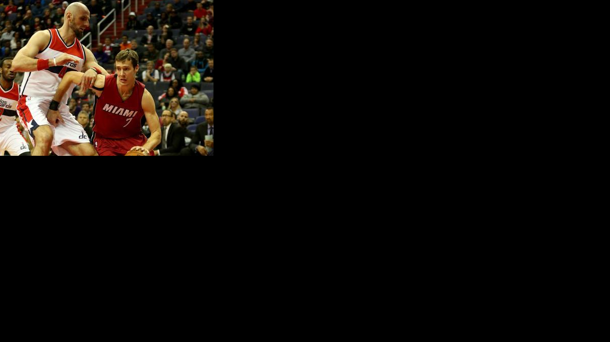 
Goran Dragic (der.), del Heat, driblea a Marcin Gortat, de los Wizards, la noche del viernes en la capital.
