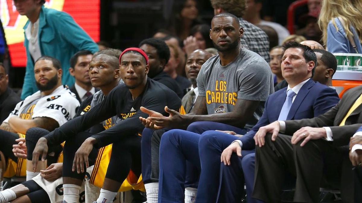 LeBron James, de los Cavaliers, observa desde el banco en encuentro contra el Heat el 4 de marzo en el American Airlines Arena.