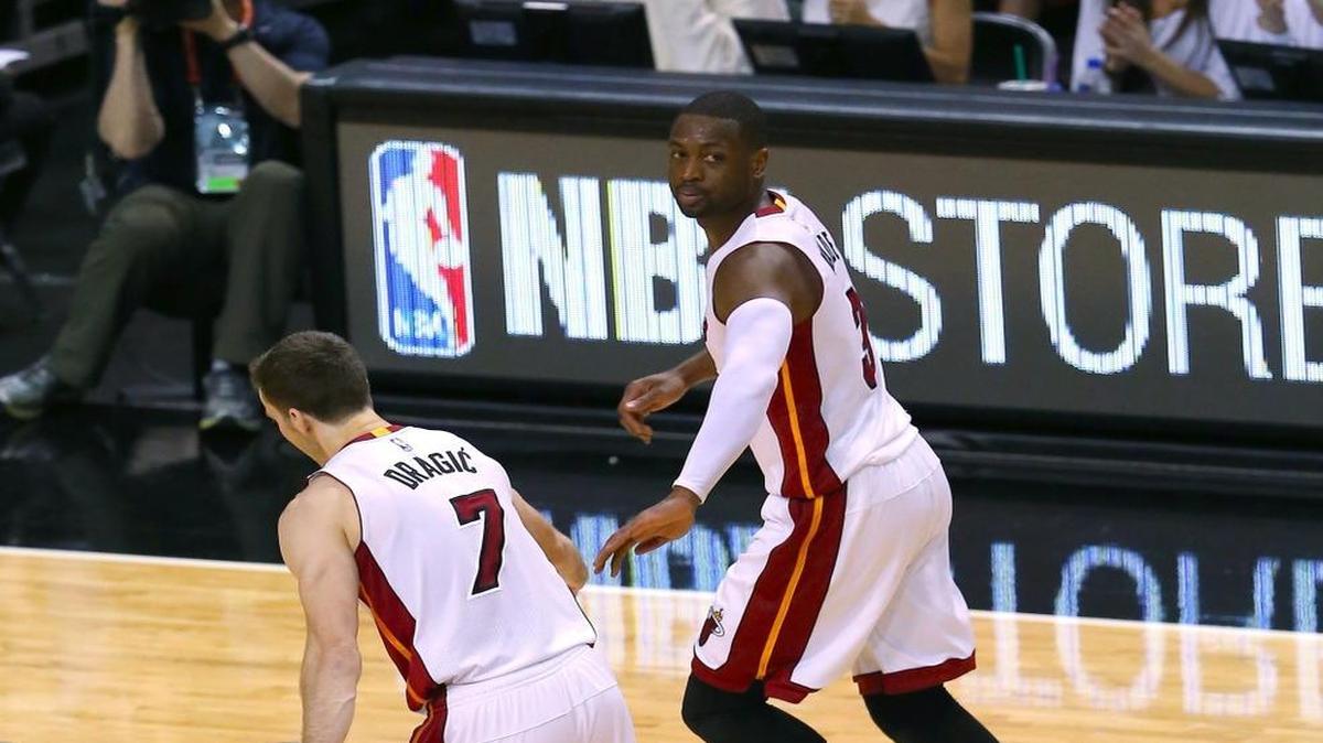 El armador del Heat Goran Dragic felicita a Dwyane Wade después de anotar en el tercer cuarto del Juego 7 ante los Hornets el 1 de mayo en el AAA.