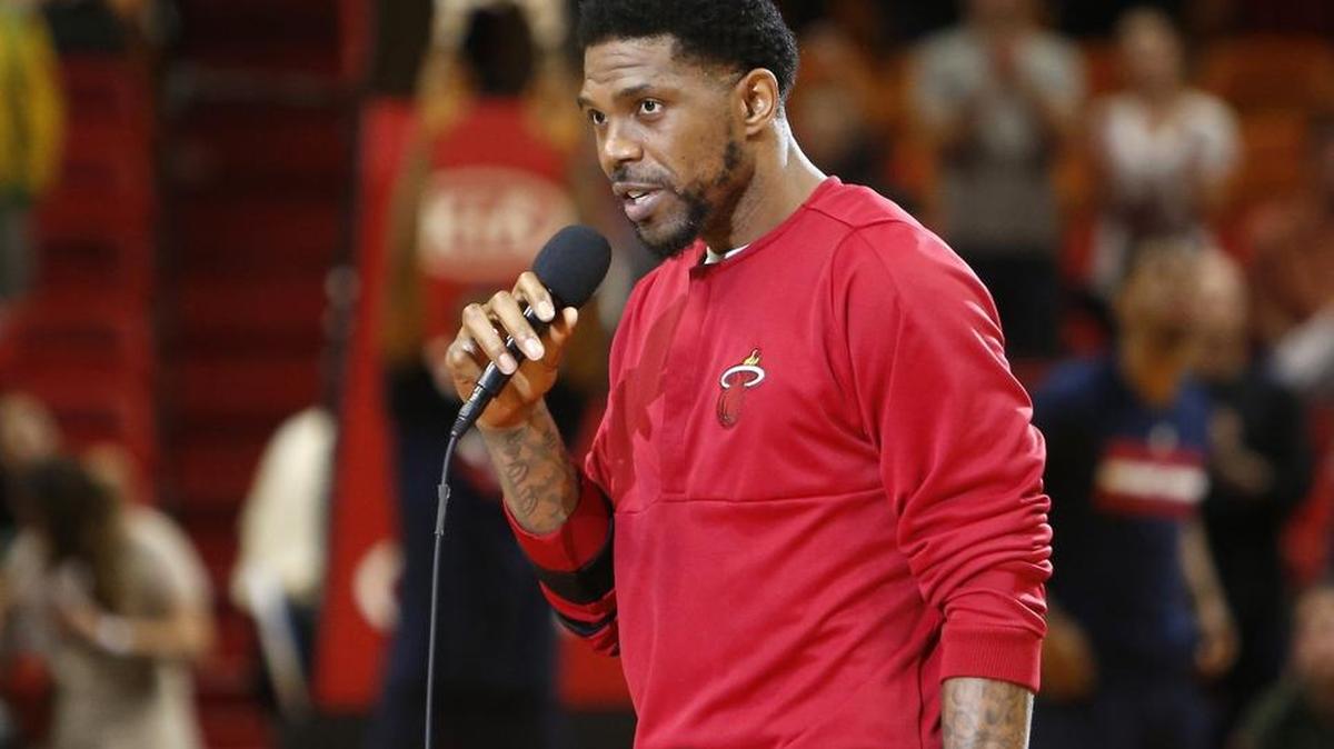 Udonis Haslem se dirige a los aficionados antes de un partido del Heat en el AmericanAirlines Arena en marzo pasado.