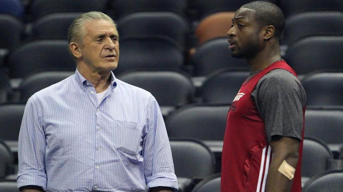 Dwyane Wade conversa con el presidente del Heat Pat Riley el 12 de junio del 2013 durante las Finales de la NBA en San Antonio.