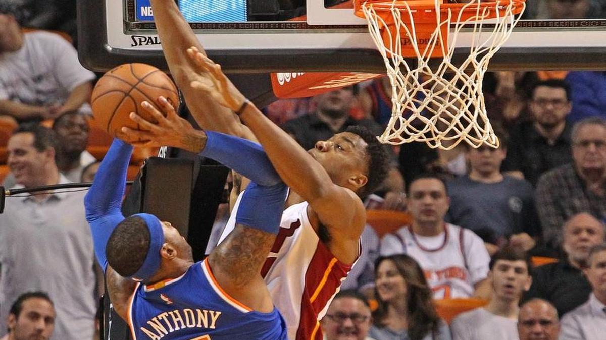 El centro del Heat Hassan Whiteside (der.) intenta bloquear el tiro de la estrella de los Knicks Carmelo Anthony, en el segundo cuarto del partido del lunes en Miami.