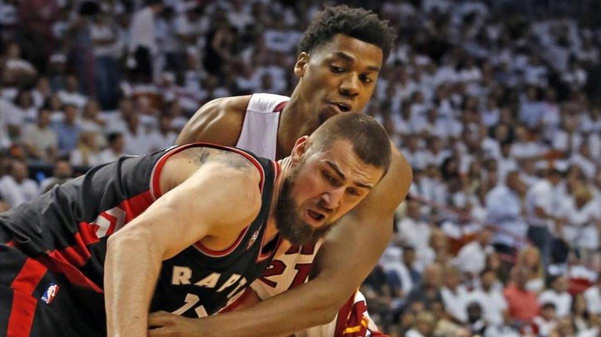 Hassan Whiteside (der.), del Heat, presiona a Jonas Valanciunas, de los Raptors, el sábado.