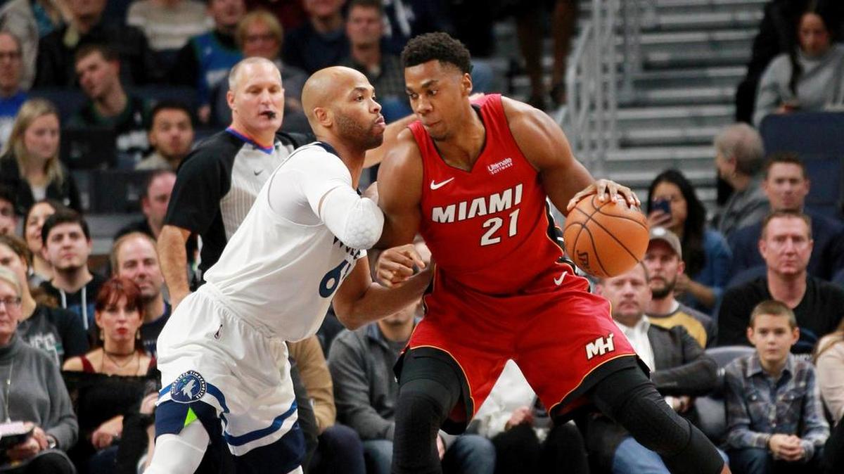 El centro del Heat Hassan Whiteside (der.) trata de entrar al aro ante la defensa de Taj Gibson, de Minnesota.