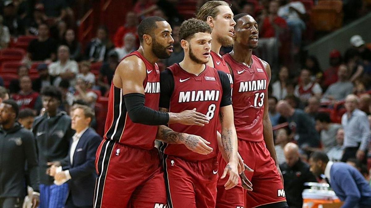 Los jugadores del Heat Wayne Ellington, Tyler Johnson, Kelly Olynyk y Bam Abedayo (de izq. a der.) se encaminan a recibir instrucciones luego de tomar el mando en el último cuarto ante el Magic, en el partido celebrado el 26 de diciembre de 2017 en Miami.