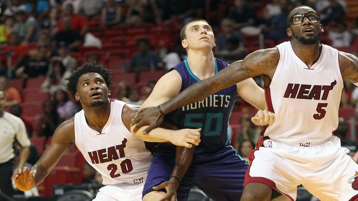 
Amar'e Stoudemire (der.) y Justise Winslow (izq.) tratan de capturar un rebote junto con el jugador de Charlotte Tyler Hansbrough, en un partido de pretemporada el 4 de octubre del 2015.
