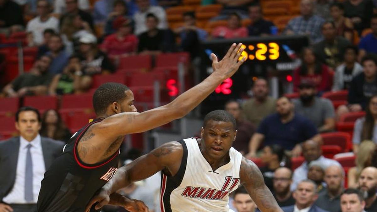El jugador del Heat Dion Waiters (der.) avanza al aro ante la marca de Trevor Ariza, de los Rockets de Houston, el 17 de enero en Miami.