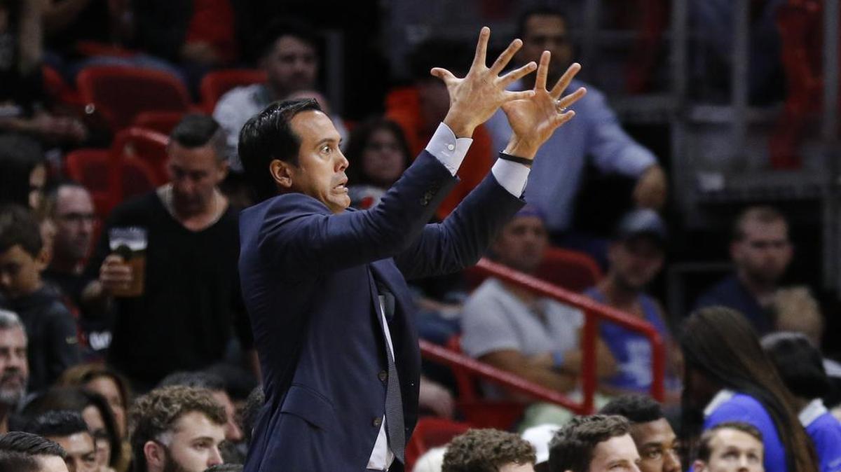 El coach del Heat Erik Spoelstra reacciona a una jugada en el segundo cuarto del partido ante los Pacers, el 19 de noviembre del 2017 en Miami.