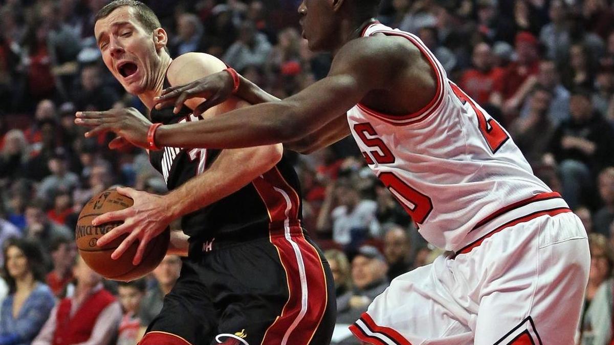 Goran Dragic (izq.), del Heat, recibe una falta de Tony Snell, de los Bulls, la noche del viernes en Chicago.