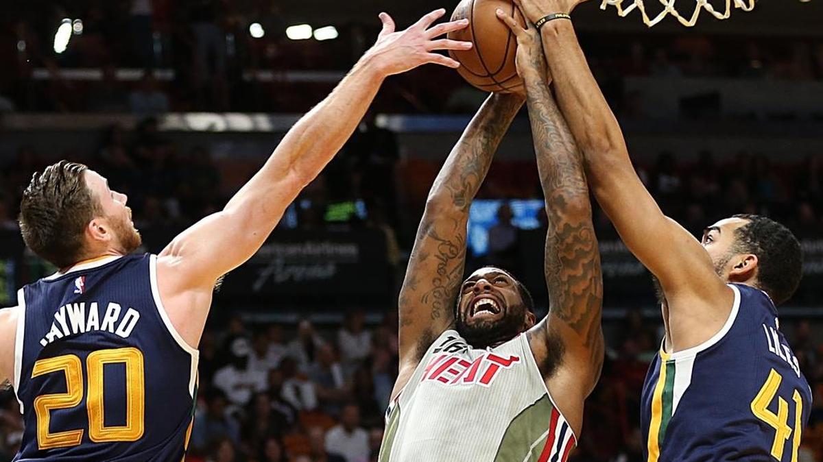 James Johnson (centro), del Heat, lucha por la bola con Gordon Hayward y Trey Lyles, del Jazz, el 12 de noviembre.
