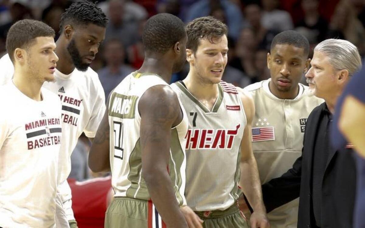 Goran Dragic (7), del Heat, deja la cancha adolorido contra los Bulls, el jueves.