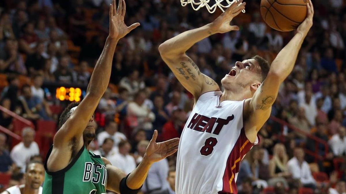 Tyler Johnson (der.) trata de anotar la canasta ante la defensa de Evan Turner, en el partido entre el Heat y los Celtics, el 30 de noviembre en Miami.