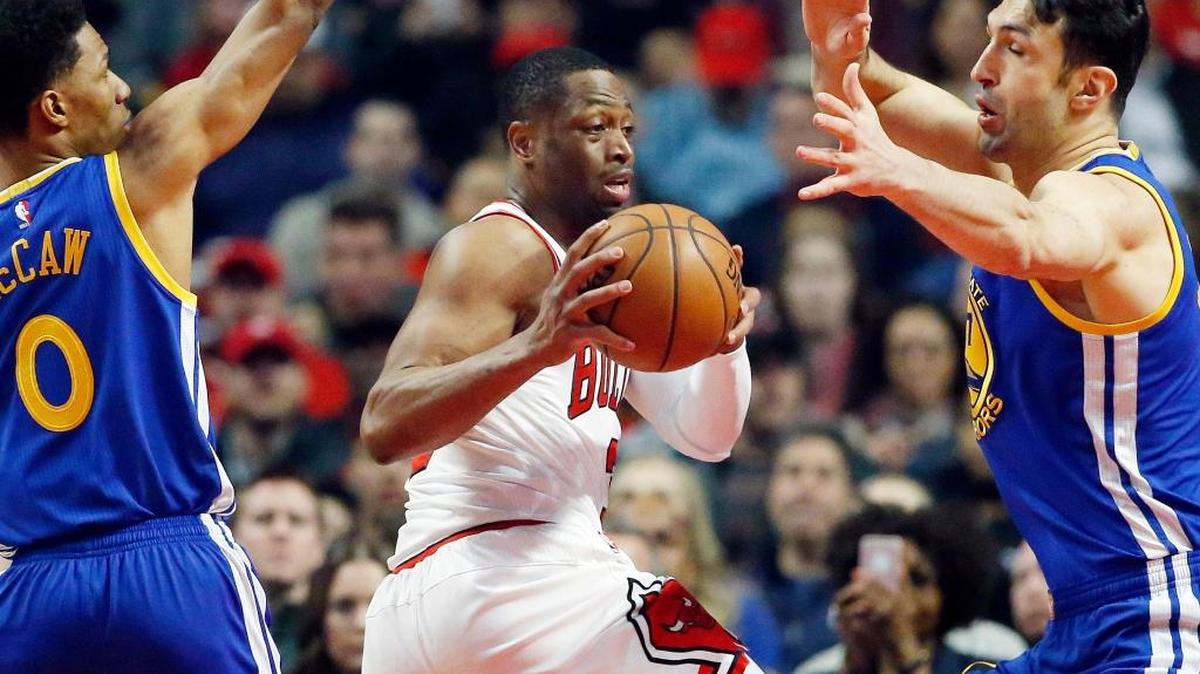 Dwyane Wade, con la caiseta de los Bulls (centro), el 2 de marzo pasado en un partido contra los Warriors en Chicago.