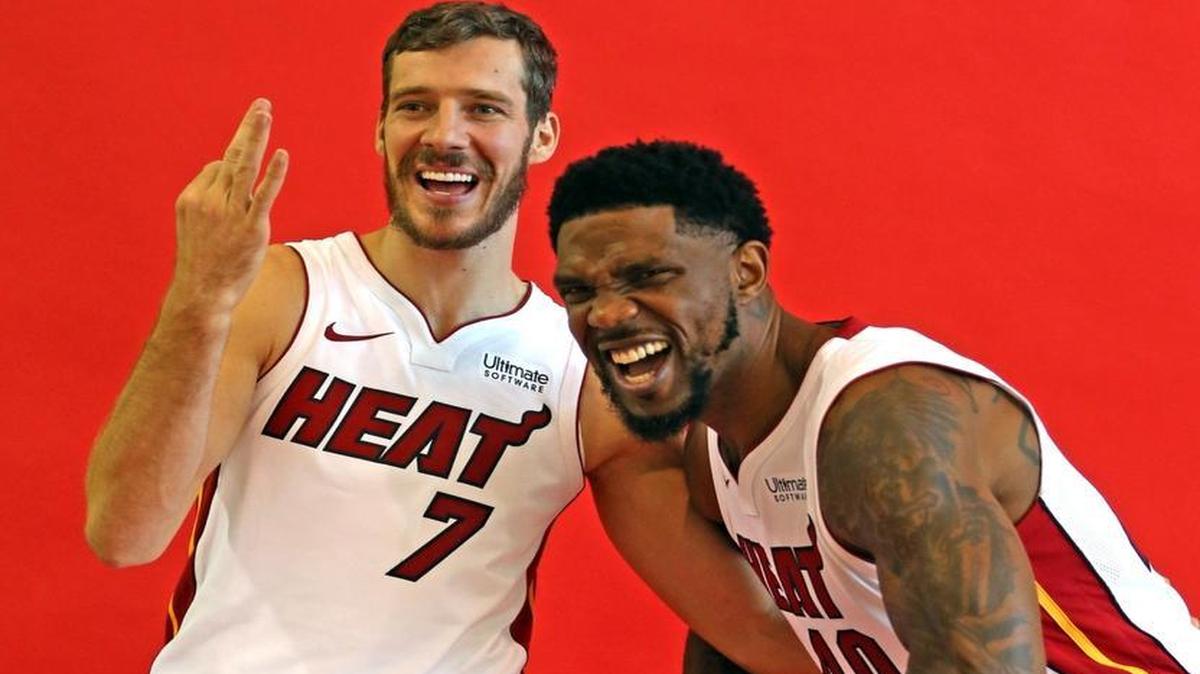 Los jugadores del Heat Goran Dragic y Udonis Haslem posan para los medios este lunes 25 de septiembre en el AmericanAirline Arena.