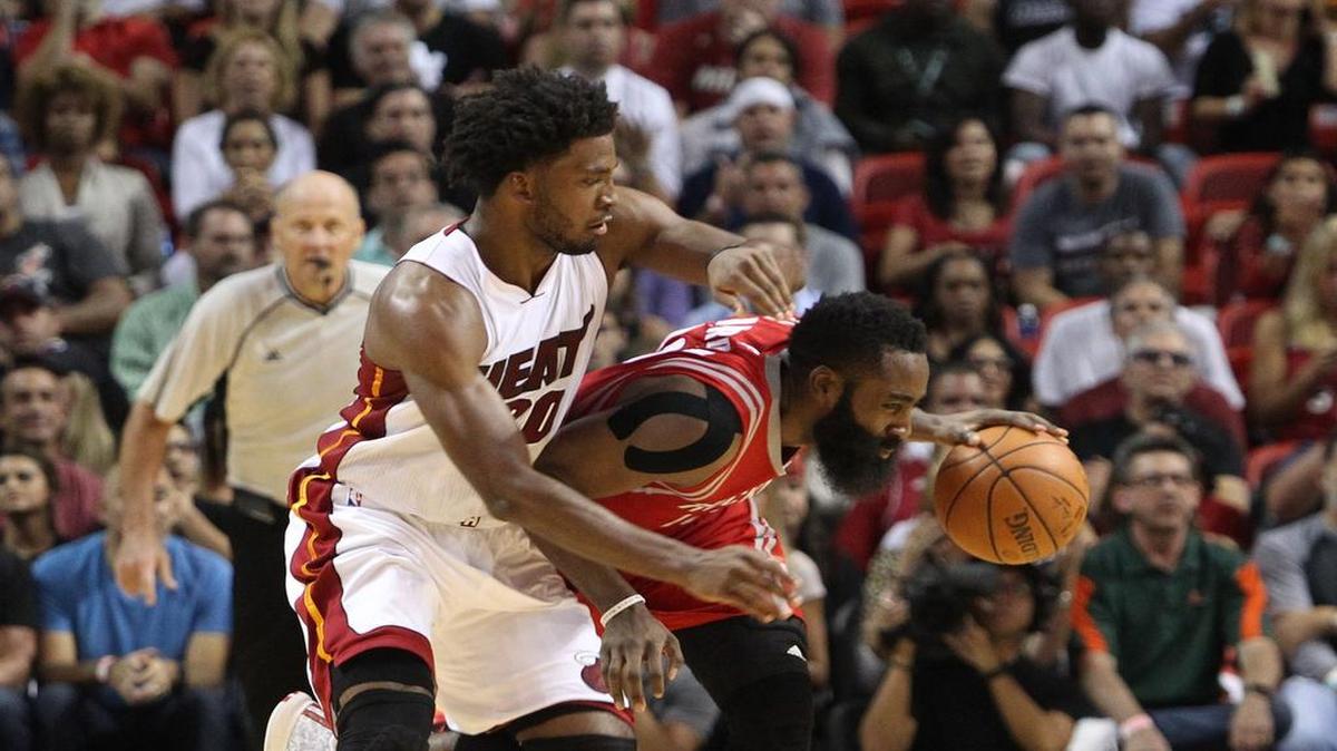 Justise Winslow (izq.) defiende contra James Harden en el partido entre el Heat y los Rockets, el 1ro de noviembre.