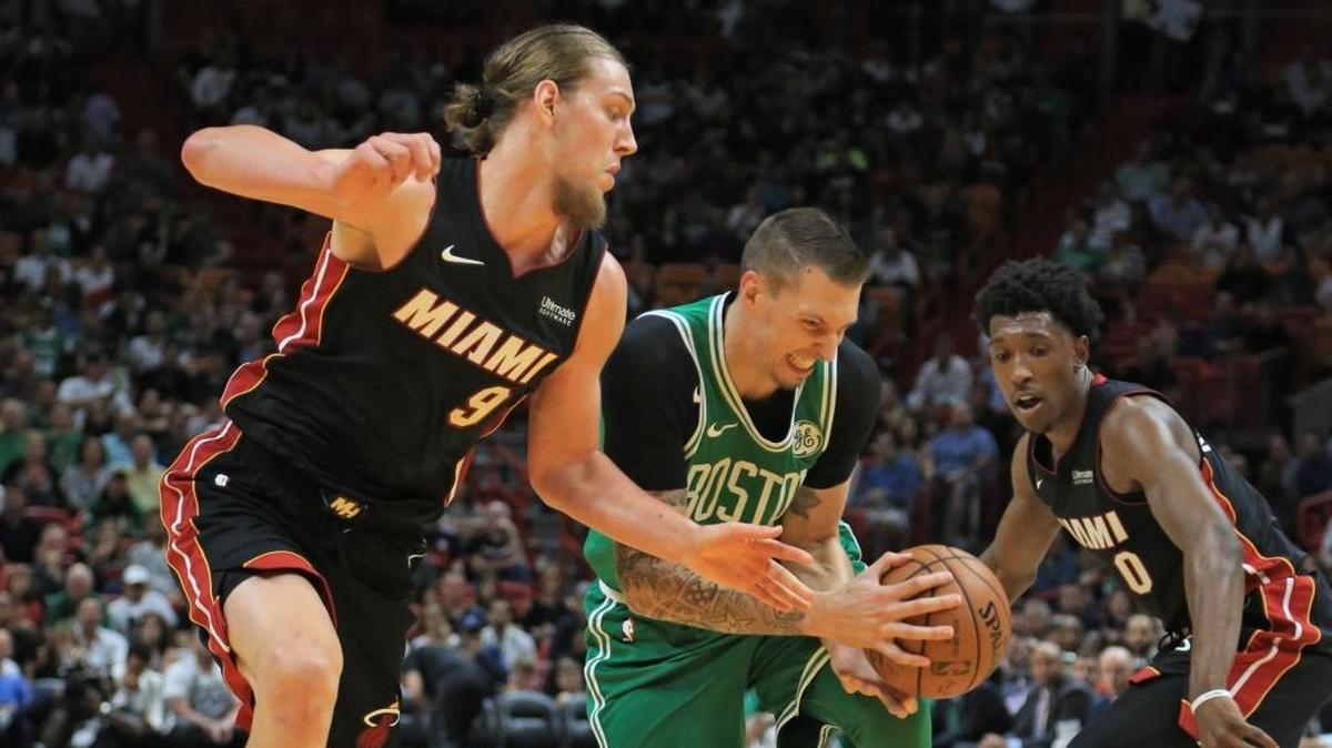 Kelly Olynyk (9), del Heat, y su compañero Josh Richardson (0), defienden contra Daniel Theis (27), de los Celtics, en el AmericanAirlines Arena, la noche del sábado 28 de octubre del 2017.
