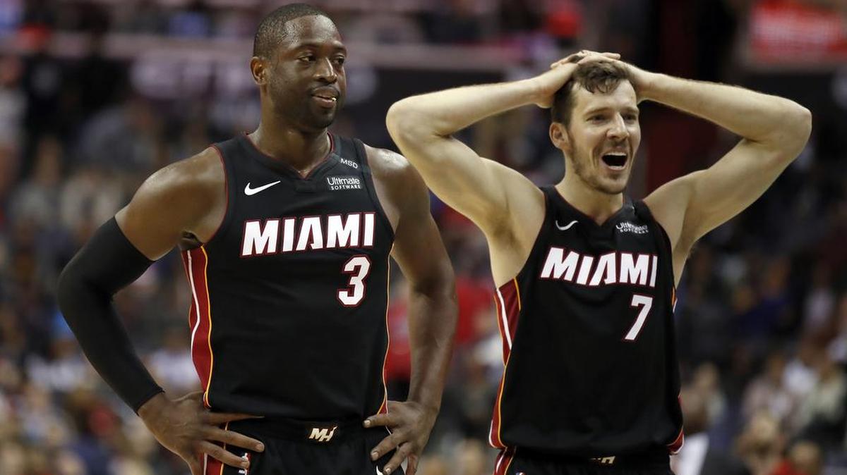 Los jugadores del Heat Dwyane Wade (3) y Goran Dragic (7) reaccionan en el partido contra los Wizards el martes en Washington.