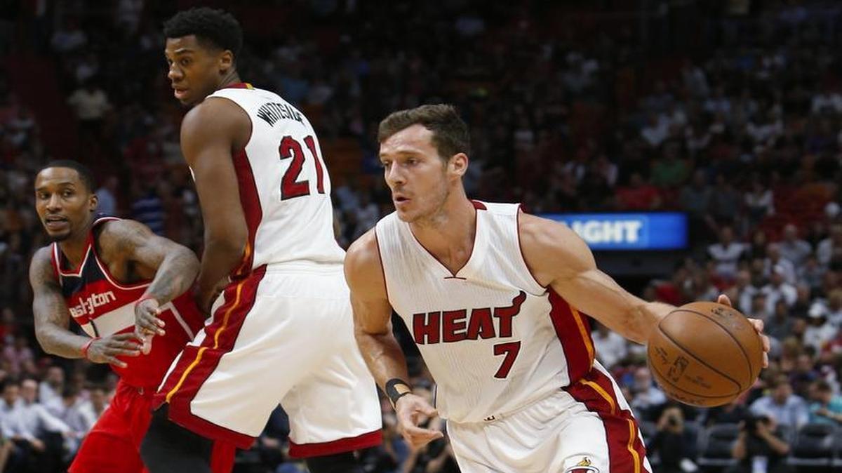 Goran Dragic (7), del Heat, se lleva la bola protegido por Hassan Whiteside en el primer tiempo del partido contra los Wizards, en el AmericanAirlines Arena en Miami la noche del miércoles 12 de marzo del 2017.