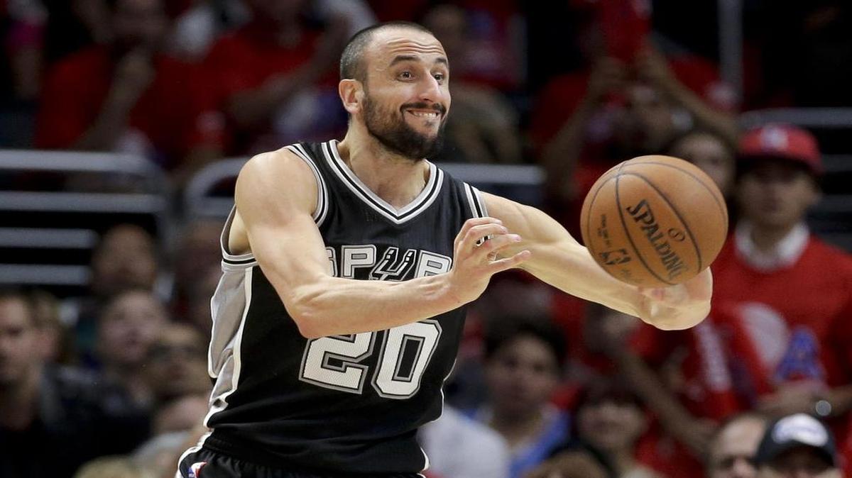 
El argentino Manu Ginóbili pasa la pelota en un partido entre los Spurs y los Clippers, el 19 de abril del 2015.
