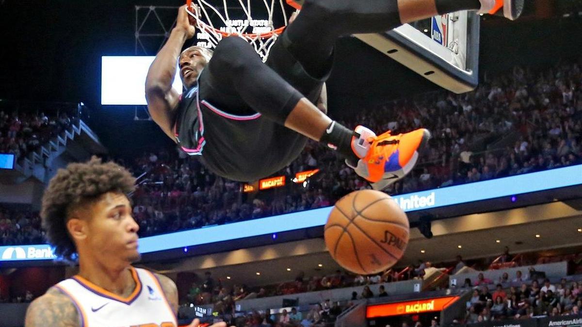 El centro del Heat Bam Adebayo clava la pelota en el partido ante la marca de Kelly Oubre, de los Suns, el 25 de febrero de 2019 en Miami.