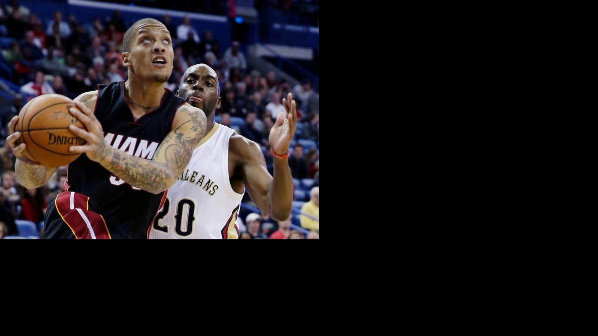 
MICHAEL BEASLEY (izquierda) del Miami Heat penetra al aro en busca de anotar dos puntos en el partido del viernes 27 de febrero ante los Pelicans, en Nueva Orleans.
