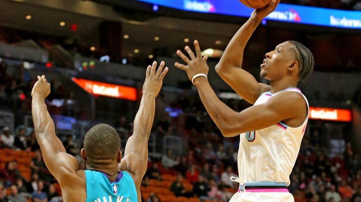 Josh Richardson, del Heat (0), tira sobre el jugador de los Hornets Kemba Walker (15), este sabado en American Airlines Arena. Ambos fueron los mejores jugadores de sus respectivos equipos.