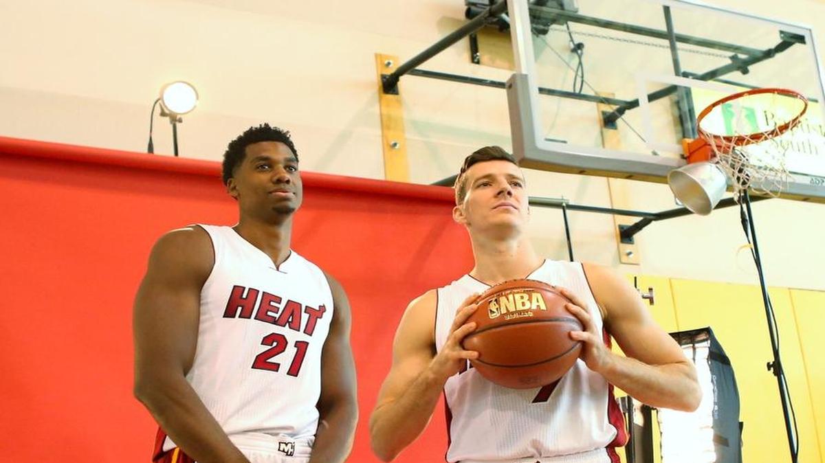 Hassan Whiteside (21) y Goran Dragic durante el Día de la Prensa del Heat, el lunes 26 de septiembre.