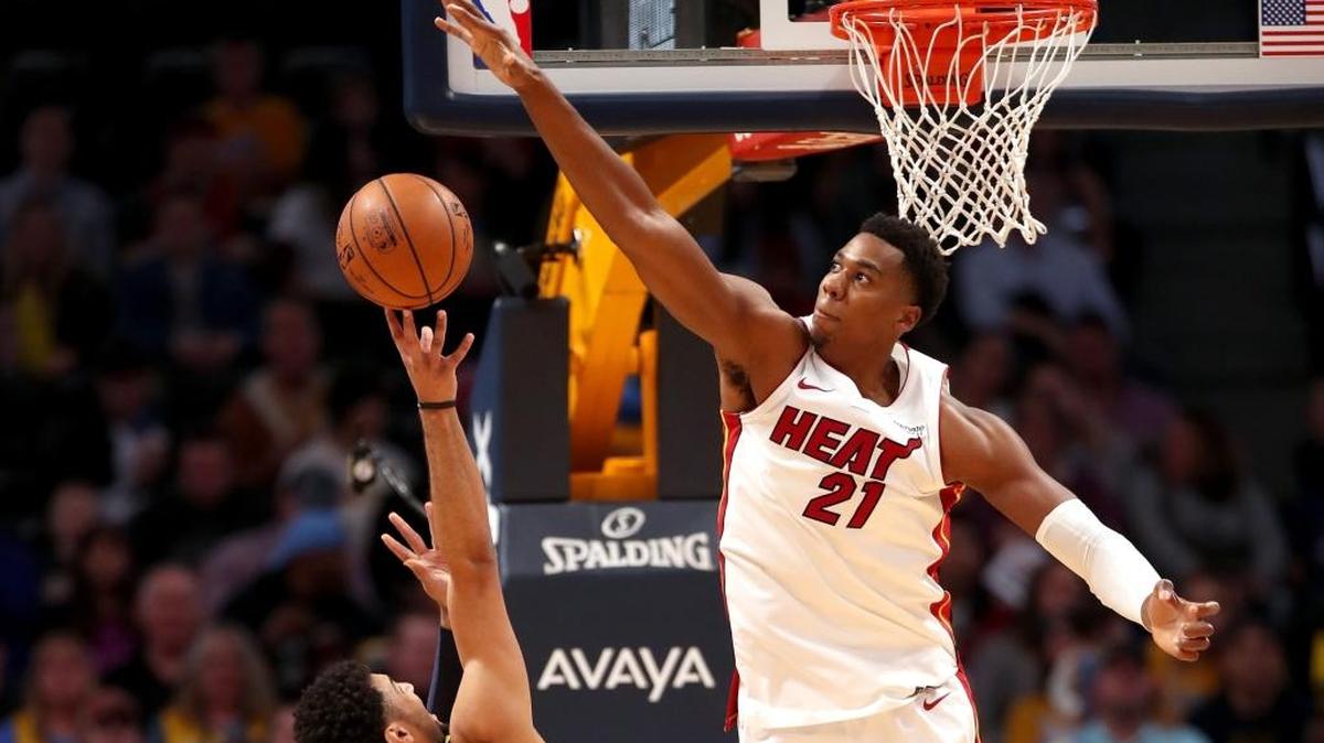 El centro del Heat Hassan Whiteside (#21) le pone un tapón al armador de los Nuggets Jamal Murray #27 en la derrota del quinteto de Mimai el viernes 3 de noviembre en Denver.