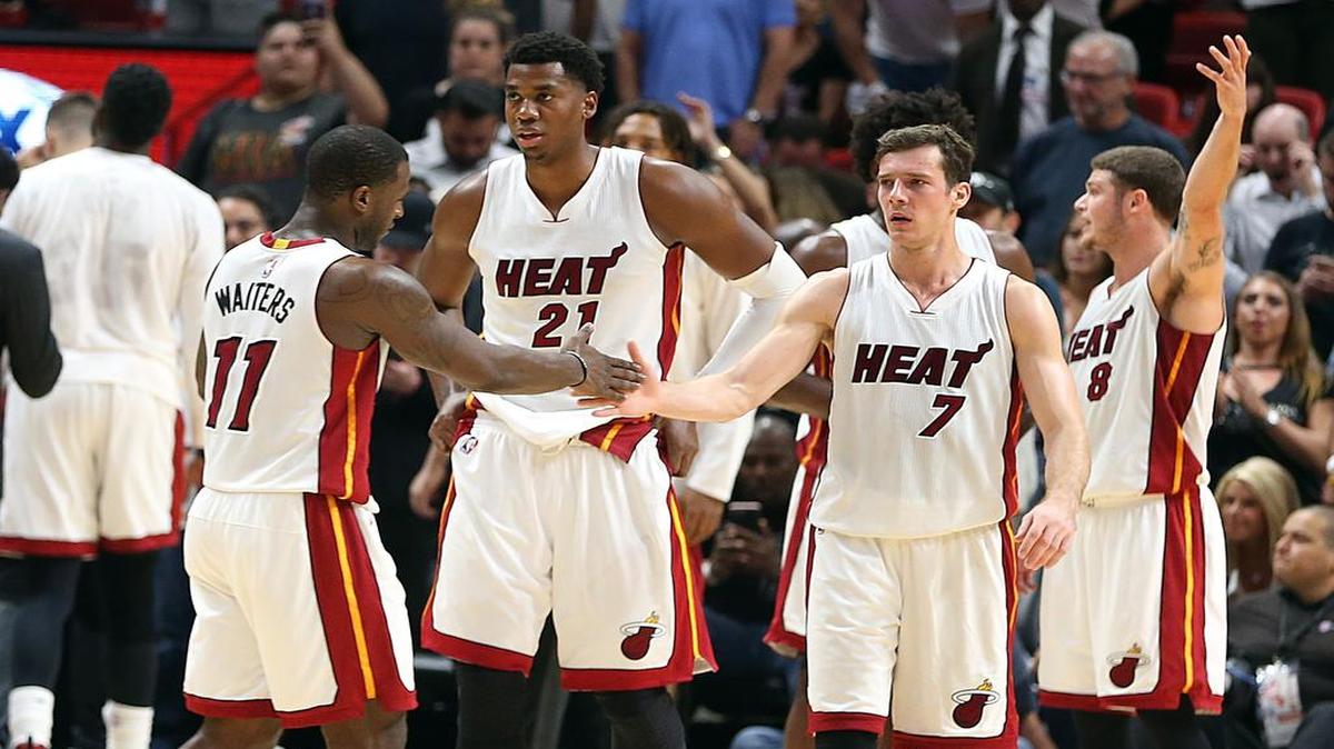Dion Waiters (izq.) congratula a Goran Dragic tras una jugada del armador del Heat ante los Kings, el miércoles.