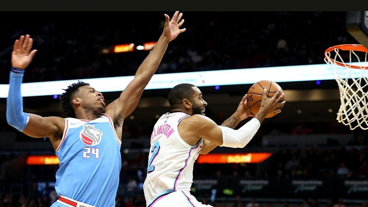 El jugador del Heat Wayne Ellington clava la pelota ante la defensa de Buddy Hield, de los Kings, el 25 de enero de 2018 en Miami.