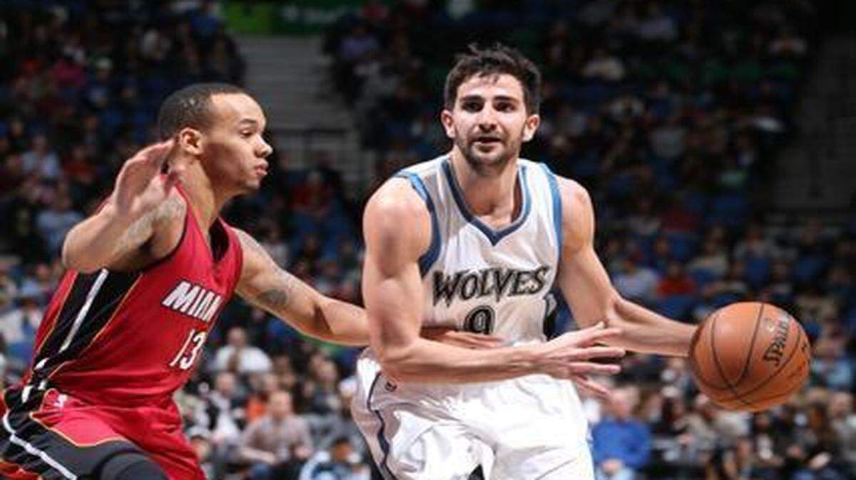 
Shabazz Napier (izq.) trata de detener el avance del armador del armador de los Timberwolves Ricky Rubio, el miércoles.


