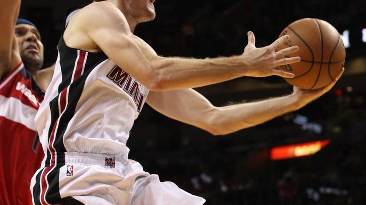 El armador del Heat Goran Dragic (centro) busca la canasta en el segundo cuarto del partido contra los Wizards, el lunes en Miami.