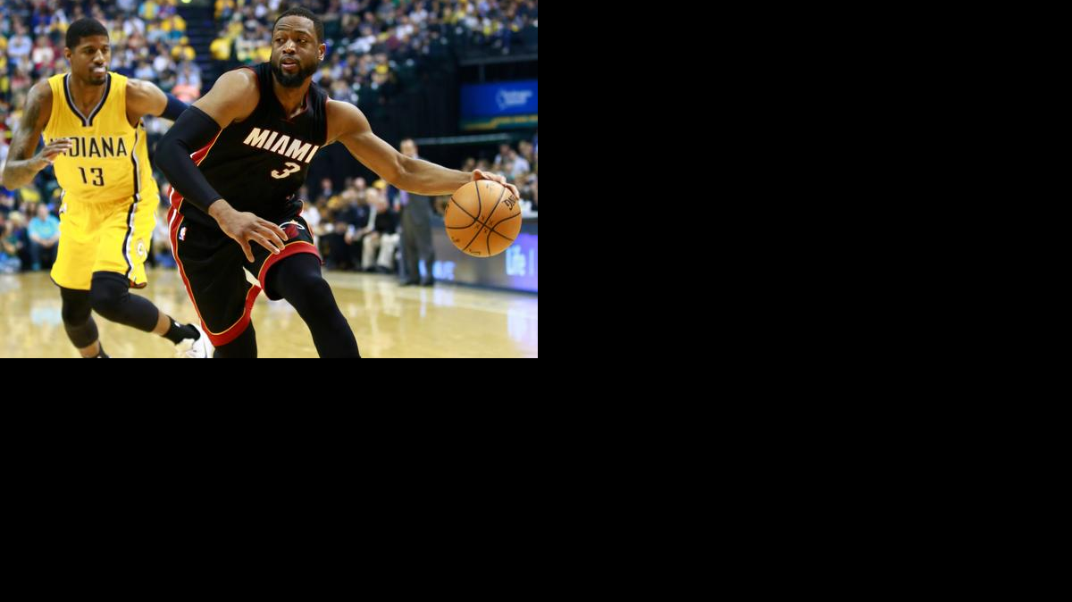 
El escolta del Heat Dwyane Wade (3) dribla el balón perseguido por el reaparecido Paul George, de los Pacers el domingo en Indiana.



