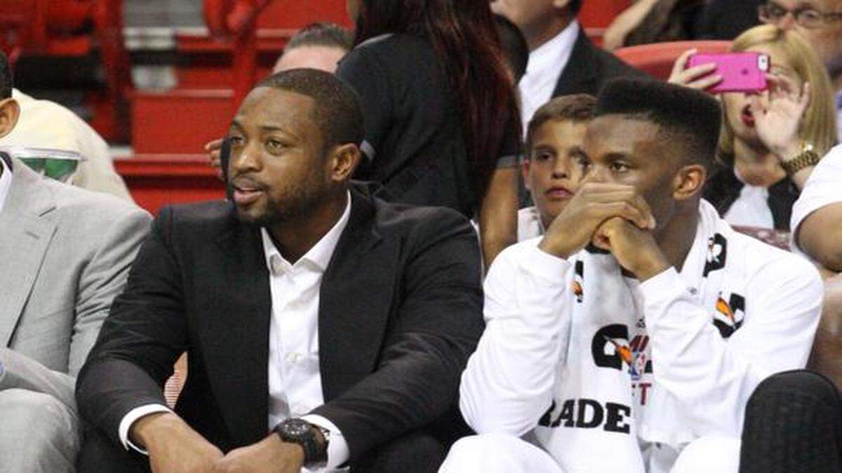 Dwyane Wade estuvo en el banco por el Heat el domingo. El escolta se recupera de una molestia en el muslo izquierdo.