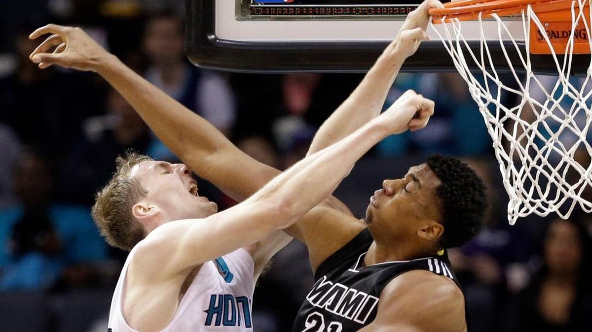 HASSAN WHITESIDE le comete falta a Cody Zeller en el choque del 9 de diciembre en Charlotte.