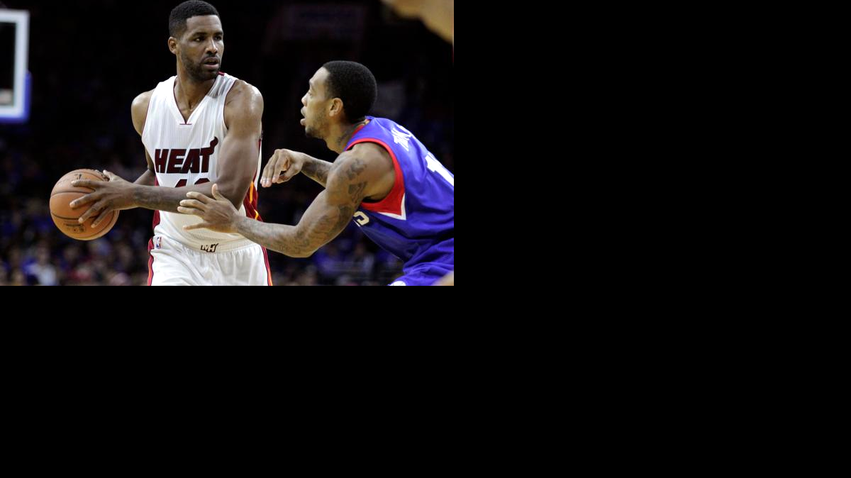 
El delantero del Heat de Miami Shawne Williams (izq.) retiene el balón ante la marca del jugador de los Sixers Malcolm Thomas, este sábado en Filadelfia.


