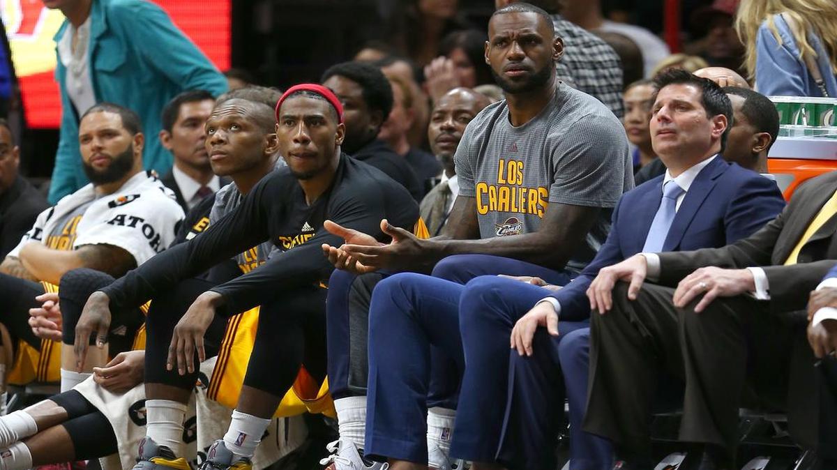 Desde la banca de los Cavaliers, LeBron James sigue las acciones contra el Heat, en el AmericanAirlines Arena en Miami, la noche del sábado. El lunes habrá un nuevo choque.