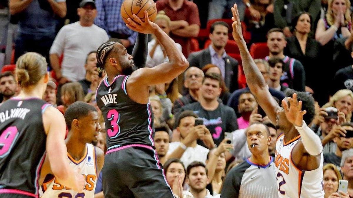 Dwyane Wade tira al aro por el Heat en el partido ante los Suns, el 25 de febrero de 2019 en Miami.