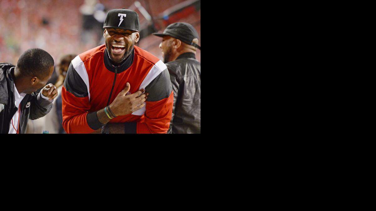 
LeBron James, uno de los astros de la NBA, durante el juego entre Ohio State Buckeyes y Virginia Tech Hokies el 6 de septiembre de 2014, en Columbus, Ohio.
