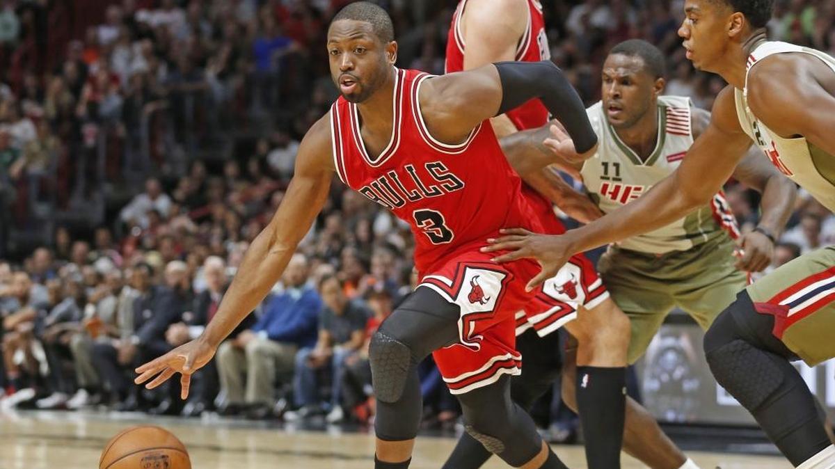 Dwyane Wade (izq.), de los Bulls de Chicago, se lleva la bola sobre Hassan Whiteside (21) y Dion Waiters (11), del Heat, en el AmericanAirlines Arena en Miami, la noche del jueves 10 de noviembre del 2016.