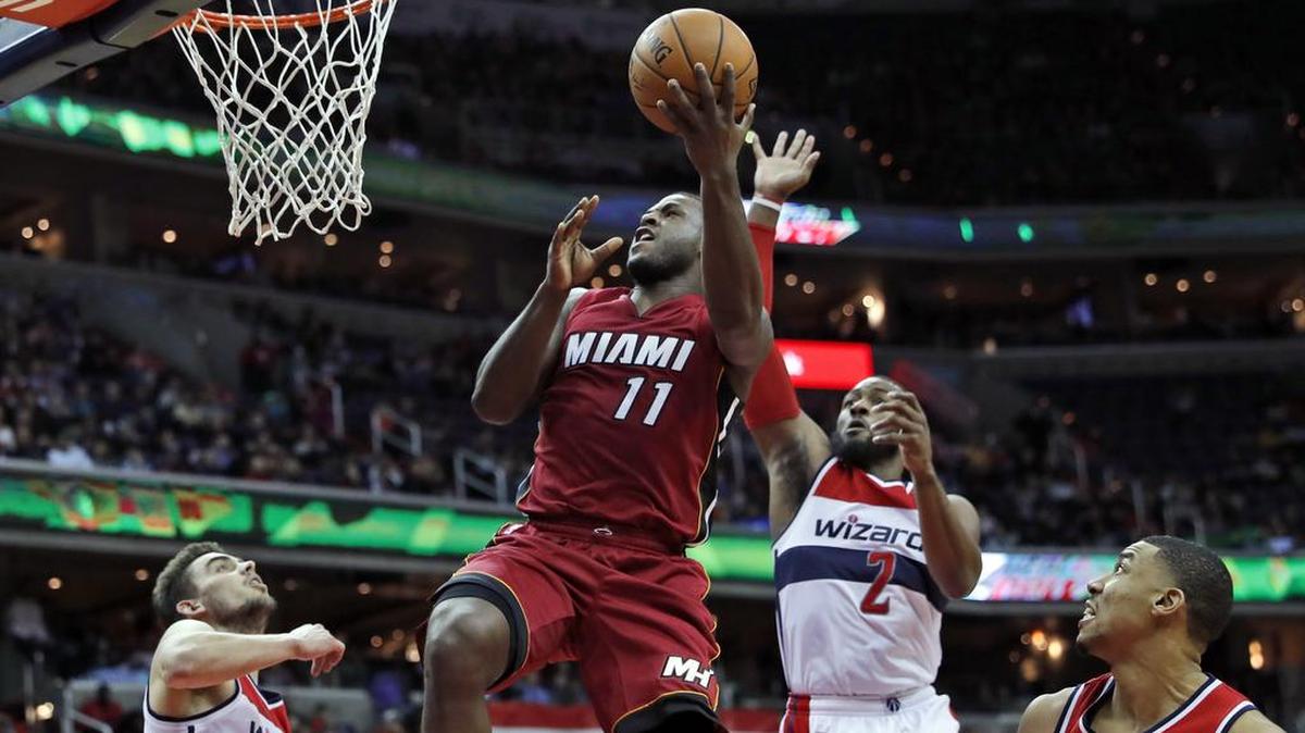 Dion Waiters (11), del Heat, dispara sobre Tomas Satoransky (31) y John Wall (2), de los Wizards, el sábado 19 de noviembre del 2016, en Washington, D.C.