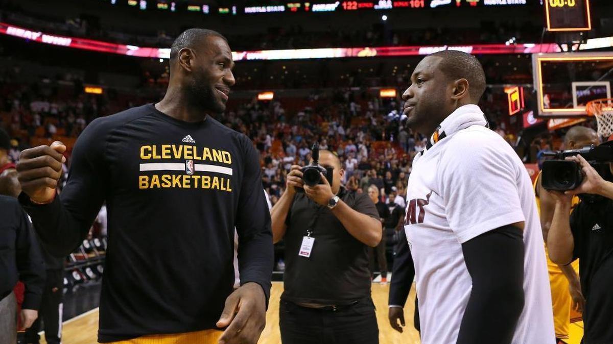 Dwyane Wade, con la camiseta del Heat, bromea con LeBron James (izq.) el 19 de marzo del 2016 en el American Airlines Arena.